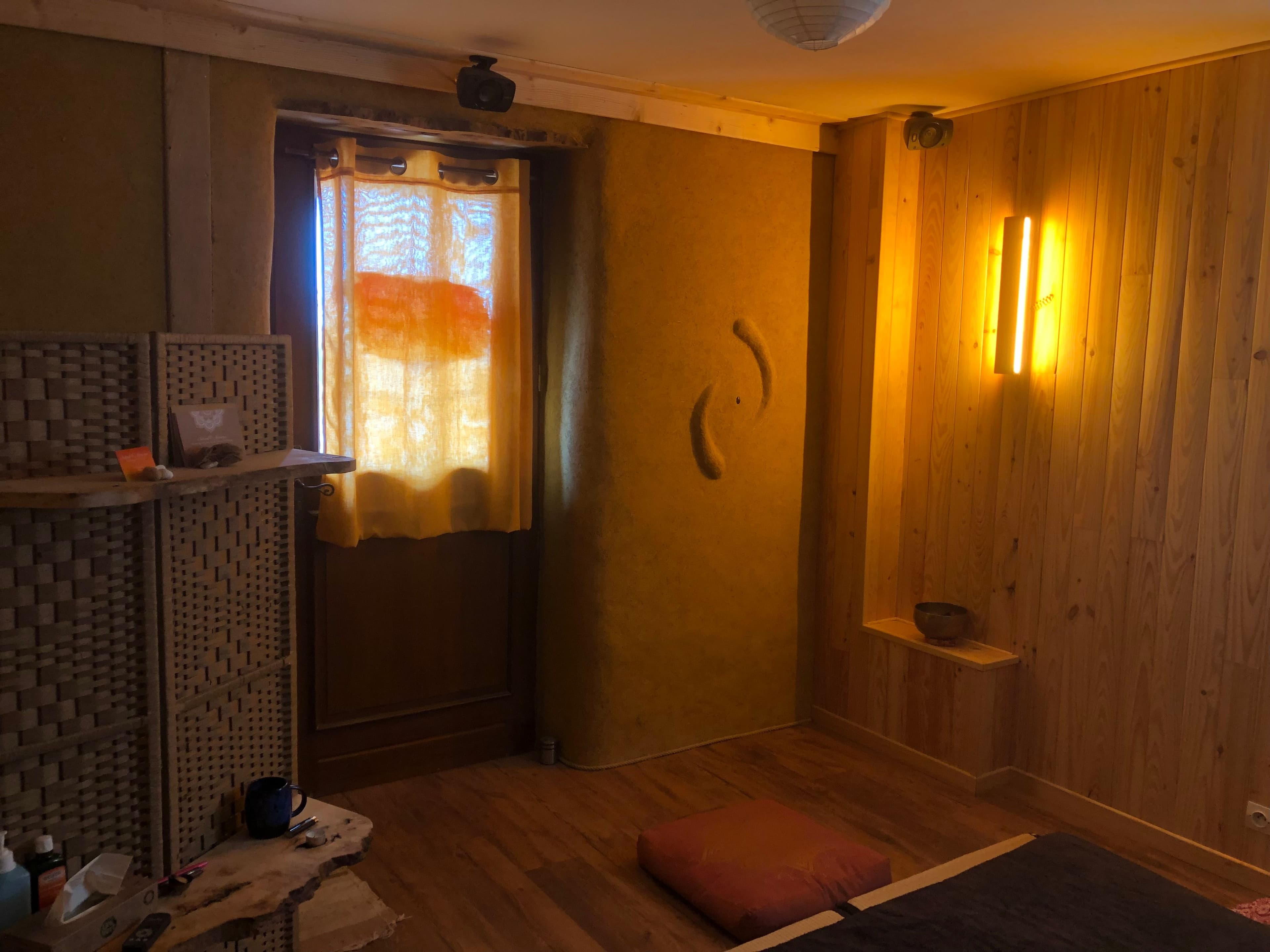 Salle de massage baignée de lumière dorée